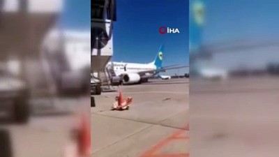 havayolu sirketi -  - Ukraynalı yolcu Antalya uçağının kanadına oturdu
- Uçağın kanadında güneşlendi Videosu