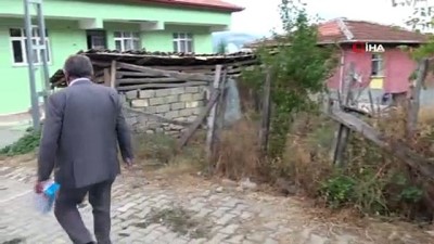  Elinde maskesi ve ateş ölçeriyle kapı kapı dolaşıyor