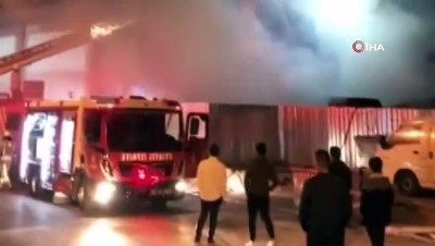 polis ekipleri -  Fatih Belediyesi’nin eski belediye araçları alev alev yandı Videosu