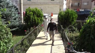  Muhtar vaka görülen apartmanları tek tek dezenfekte ediyor