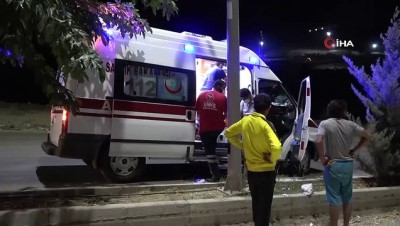 polis ekipleri -  Refüje çarpan otomobil takla attı, sürücü yaralı kurtuldu Videosu