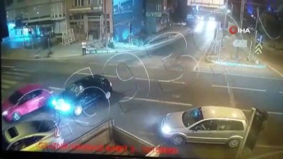 kucuk kiz -  Bursa'da dehşet anları kamerada...Ön camını tekmeleyen saldırganı kaputun üzerinde emniyete götürdü Videosu