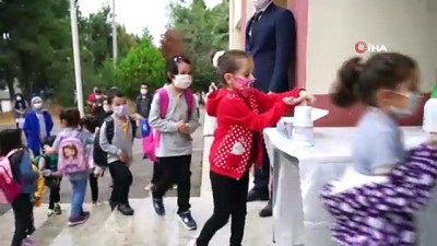 pismaniye -  Eğitimin ilk gününde Kocaeli’den 81 ildeki 81 okula pişmaniye gitti Videosu