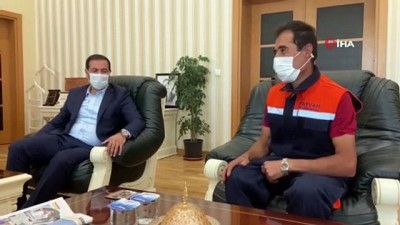 temizlik gorevlisi -  Ekmek teknesi çöp kovasını eliyle silen temizlik işçisine ödül Videosu