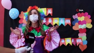 belgesel -  Okul müdürü öğrencilerini palyaço kıyafeti giyerek karşıladı Videosu