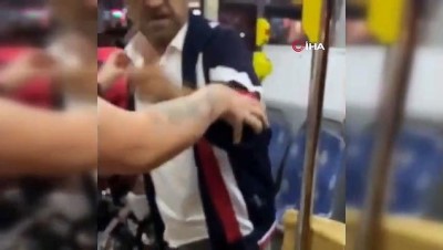 alkollu yolcu -  Özel Halk Otobüsünde şoför ve yolcu arasında çıkan tartışma cep telefonu kamerasına yansıdı Videosu