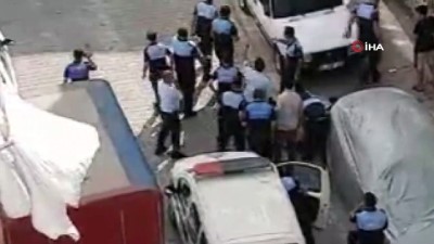 polis ekipleri -  Tartıştığı zabıtanın ayağının üstünden kamyonetle geçti Videosu