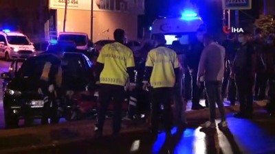 polis ekipleri -  Bağcılar'da otomobile silahlı saldırı: 1 ölü 1 yaralı Videosu