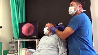  Kulağından canlı sinek çıktı