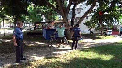 polis ekipleri -  Parktaki ağaç altında ölü bulundu Videosu