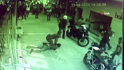polis ekipleri -  Maske denetimde ortalık karıştı…Polisle, kimlik göstermeyen şahıslar arasında arbede Videosu