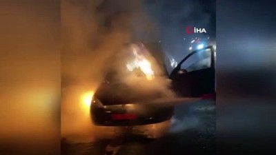 ford -  Seyir halindeki otomobil alev alev yandı Videosu