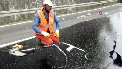 karayollari -  Zift içinde kalan cep telefonu zorlukla çıkartıldı Videosu