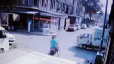 elektrikli bisiklet -  Çarptığı kamyonetin altında kalmaktan son anda böyle kurtuldu Videosu