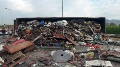 Hurda yüklü tır devrildi : 1 yaralı - İZMİR
