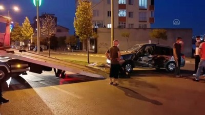 yon tabelasi - İki otomobilin çarpıştığı kazada 4 kişi yaralandı - KOCAELİ Videosu