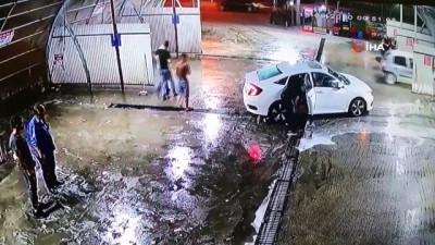 kafa travmasi -  Kaçırıldığı araçtan yola atlayınca başka bir otomobilin altında kalan adam kurtarılamadı Videosu