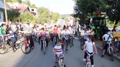 harekete gec - Sıfır emisyonlu hareketlilik için çocuklar pedal çevirdi Videosu