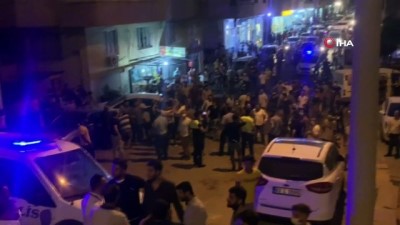 polis kovalamacasi -  Türk Bayrağını indirmeye çalışan şahsa linç girişimi Videosu