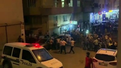 alabalik -  Yarıya kadar indirilen Türk bayrağını polisler göndere çekti Videosu