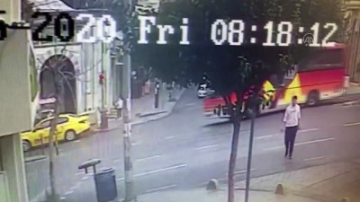 servis araci - Fatih'te tramvay ile servis aracı çarpıştı - Kaza anı güvenlik kamerasına yansıdı - İSTANBUL Videosu