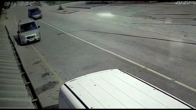 kamera - Hafif ticari araçla motosikletin çarpışma anı güvenlik kamerasında - KOCAELİ Videosu