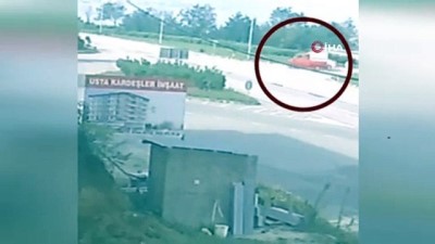 kamera -  Motosiklet sürücüsü, önüne çıkan kamyonete böyle çarptı Videosu