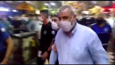 polis merkezi - Dolandırıldığı iddia eden vatandaşlar kuyumcuyu bastı - MANİSA Videosu