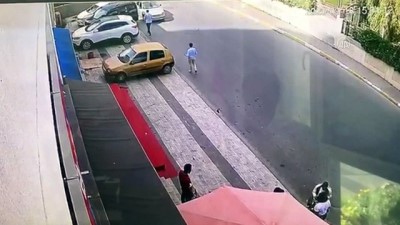 kamera - Gaspçılar çantasını vermek istemeyen kadını otomobille sürükledi - İSTANBUL Videosu