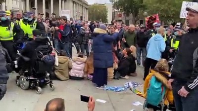 polis mudahale - İngiltere’de polis, Kovid-19 önlemleri karşıtı grubun protestosuna müdahale etti - LONDRA Videosu