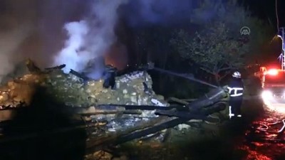 Köyde çıkan yangında 2 ev, bir garaj yandı - KASTAMONU