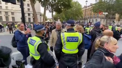 polis mudahale -  - Londra’da Covid-19 önlemleri protesto edildi Videosu