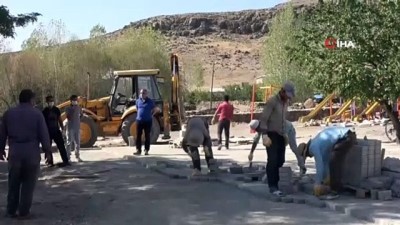 yaz mevsimi -  Muradiye Belediyesi, okul bahçelerini ve bozuk olan mahalle yollarına parke taşı döşüyor Videosu