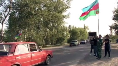  - Azerbaycanlılar Azerbaycan ve Türk bayraklarıyla askere desteğini gösterdi