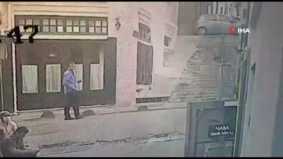 kamera -  Beyoğlu’nda yabancı uyruklu aileyi darp ederek gasp ettiler Videosu