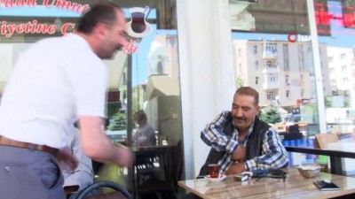 kahvehane -  Çay ocağına gelen vatandaşlara mani ve dua okuyarak çay veriyor Videosu