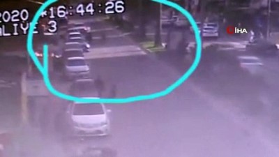 guvenlik kamerasi -  Motosikletli gençler önce otomobile ardından da reklam panosuna böyle çarptı Videosu