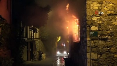 polis mudahale -  Tarihi ahşap evde çıkan yangın mahalleliyi sokağa döktü, ne mesafe ne de maske kuralına uyuldu Videosu