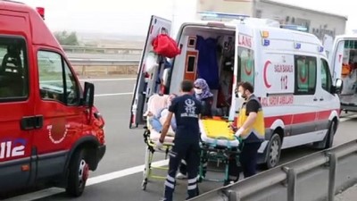 saglik personeli - Tıra çarpan hafif ticari araç devrildi: 2 yaralı - BOLU Videosu