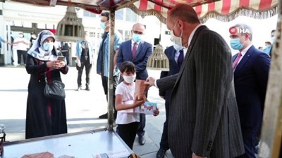  Cumhurbaşkanı Erdoğan Beşiktaş'ta kestane alıp minik çocuğa ikram etti