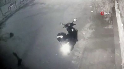 kamera -  Sahibinin gözü önünde motosikleti 5 saniyede çaldı...Motosiklet sahibinin hırsızın ardından koşması kamerada Videosu