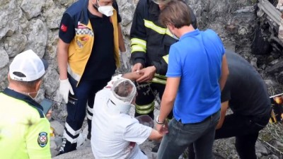 Uçuruma devrilen araçtaki iki kardeş yaralandı - SAMSUN
