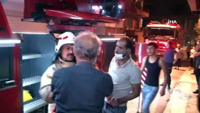  Apartman girişinde yanan motosiklet bina sakinlerini mahsur bıraktı