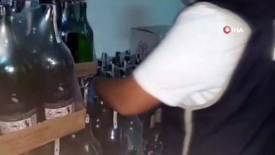 sahte icki operasyonu -  İzmir polisinden sahte içki operasyonu: 11 bin 583 şişe sahte içki ele geçirildi Videosu