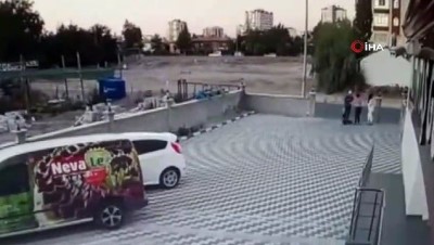 kadin siddet -  Kayseri'de utanç veren görüntü...4 yaşındaki çocuğu tek tokatla böyle yere serdi Videosu