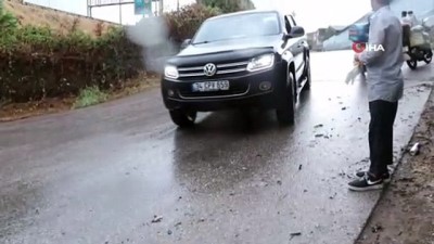 Kuvvetli rüzgar ağaçları devirdi, yollar göle döndü