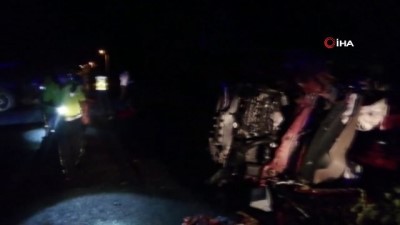  Otomobil traktöre vurup takla attı: 2 ölü, 1 yaralı