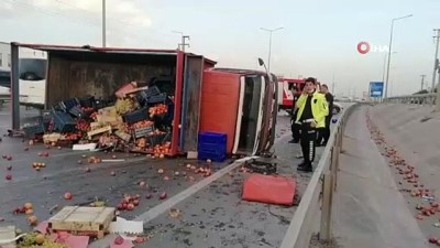  Otomobilin çarptığı sebze yüklü kamyonet devrildi: 1’i ağır 2 yaralı