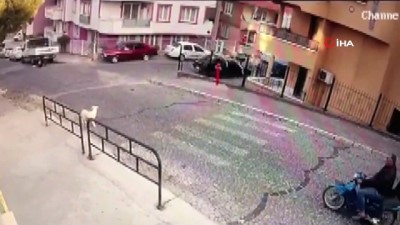  Sokak köpeklerinden kaçarken yol kenarındaki kamyonete çarptı...Feci ölüm kamerada
