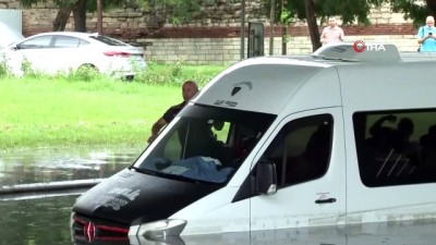  Topkapı'da altgeçidi su bastı: Servis minibüsü içerisindeki insanlarla mahsur kaldı